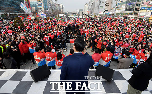 윤석열 국민의힘 대선후보가 7일 오후 경기도 안산시 단원구 안산문화광장 앞에서 열린 안산 유세에서 지지를 호소하고 있다. 이날 현장에서는 빨간색 풍선의 끝을 따라 먼발치서 구경하고 있는 2030 세대들을 만날 수 있었다. /안산=이선화 기자