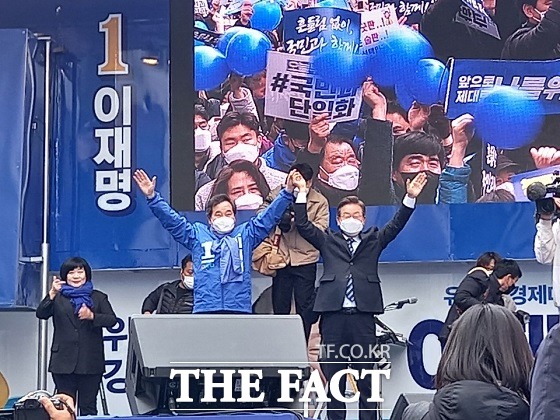 더불어민주당 이재명 대선후보는 7일 오후 부산 중구 광복로 광장 앞에서 코로나19 때문에 국민들이 진 빚, 국민들이 신용불량된 것, 손해를 보고 피해를 입었지만 다 보상 받지 못한 부분을 확실하게 지원·보상하겠다고 밝혔다. /부산=조탁만 기자.