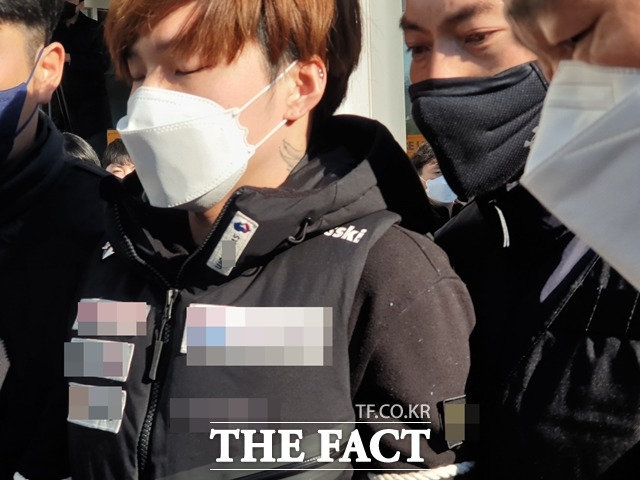 천안에서 이별을 통보한 여자친구를 살해한 혐의를 받는 조현진(27)이 검찰로 송치되고 있다. / 천안 = 김아영 기자