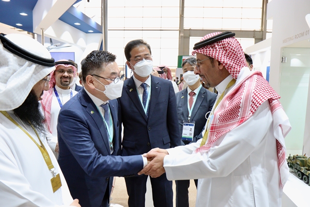 사우디 국제방산전시회에 참석한 구본상 LIG 회장(왼쪽에서 두 번째)이 반다르 알 코라이예프 사우디 산업자원부 장관과 악수하고 있다. /LIG넥스원 제공
