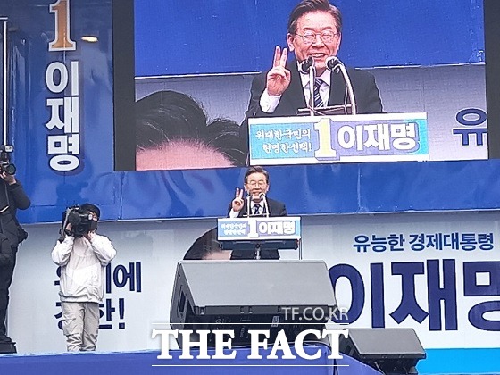 더불어민주당 이재명 대선후보는 7일 오후 부산 중구 광복로 광장 앞에서 코로나19 때문에 국민들이 진 빚, 국민들이 신용불량된 것, 손해를 보고 피해를 입었지만 다 보상 받지 못한 부분을 확실하게 지원·보상하겠다고 밝혔다. /부산=조탁만 기자.