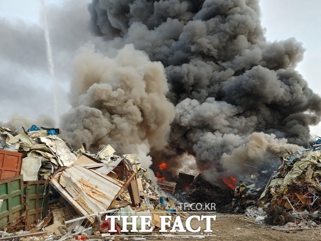 천안 성환읍 한 고물상에서 화재가 발생했다. / 천안서북소방서 제공