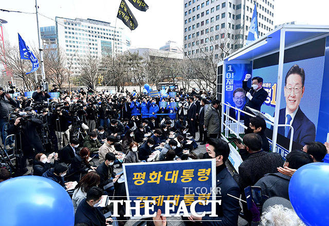 이재명 더불어민주당 대선 후보가 8일 오후 서울 영등포구 여의도우체국 앞 유세현장에서 시민들에게 지지를 호소하고 있다. /국회사진취재단