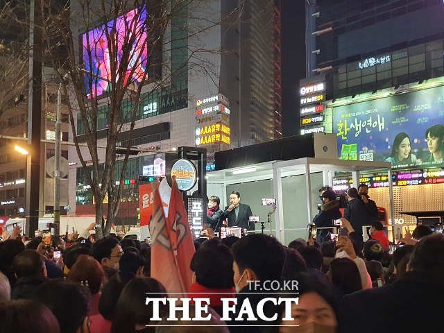 윤석열 국민의힘 대선후보가 8일 밤 서울 강남역 인근에서 열린 마지막 유세에서 청년들을 향해 지지를 호소하고 있다. /강남=신진환 기자