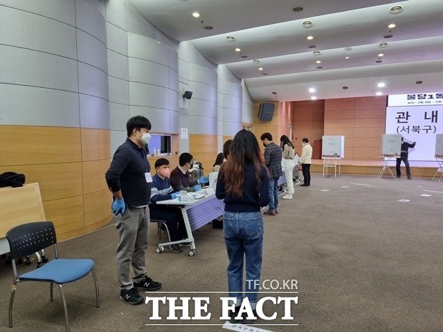 제20대 대통령선거 사전투표 첫날인 4일 천안시청에 마련된 불당1동 사전투표소에 시민들이 투표를 하기 위해 줄을 서있다. / 천안 = 김경동 기자