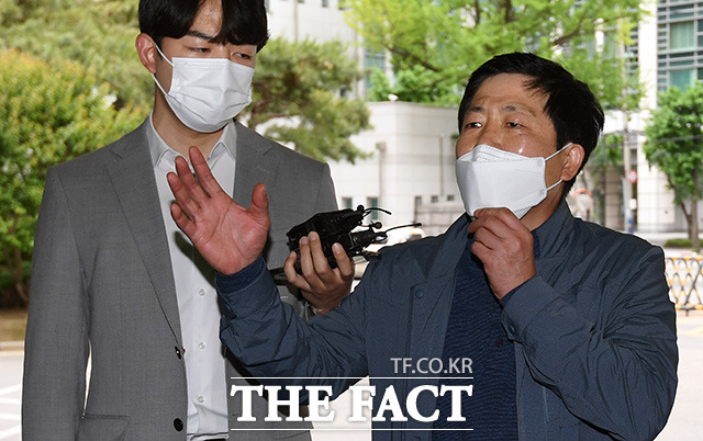 별도의 등록 없이 기부금을 모집한 혐의로 재판에 넘겨진 박상학(오른쪽) 자유북한운동연합 대표가 1심에서 벌금형의 집행유예를 선고받았다. /임영무 기자