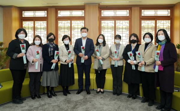구만섭 제주도지사 권한대행은 오는 8일 ‘제114회 세계여성의 날’을 앞두고, 도정 각 분야에서 활약하는 여성공직자들과 소통하는 시간을 가졌다./제주도 제공