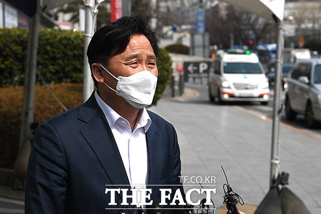 송영길 더불어민주당 대표가 7일 서울 서대문구 신촌역에서 선거운동 중 피습당한 가운데 김영진 더불어민주당 사무총장이 취재진과 인터뷰하고 있다. /윤웅 기자