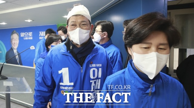 선거운동 중 괴한에게 둔기 피습을 당한 송영길 대표가 8일 오전 서울 여의도 당사에서 열린 이재명 대선후보의 위기극복, 국민통합 특별 기자회견을 마치고 나서고 있다. /남윤호 기자