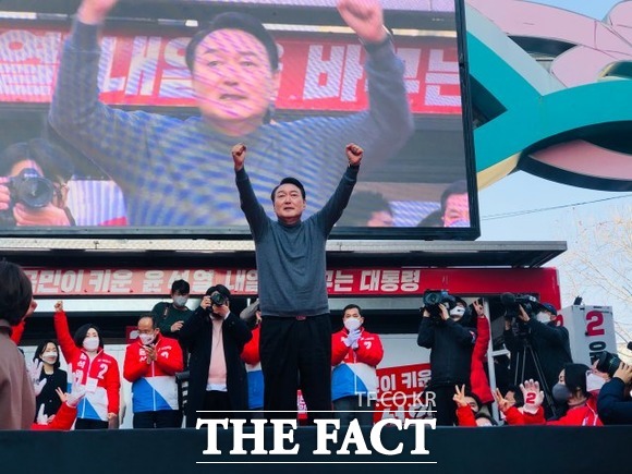 8일 서문시장에서 어퍼컷한 윤석열 / 대구 = 박성원 기자