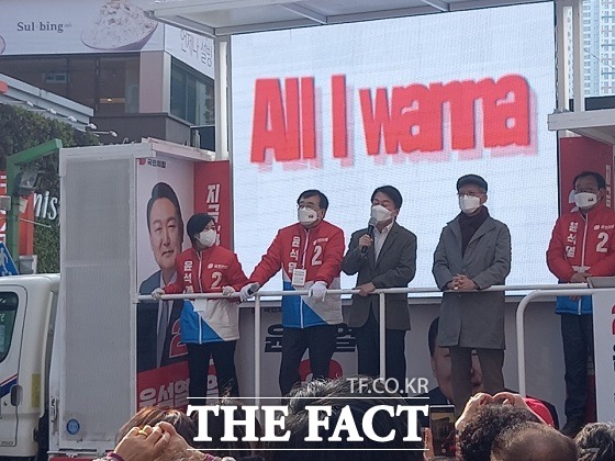 안 대표는 이날 오후 중구 광복동 시티스팟으로 자리를 옮겨 윤석열 국민의힘 후보 지원유세에 힘을 실었다./부산=조탁만 기자.