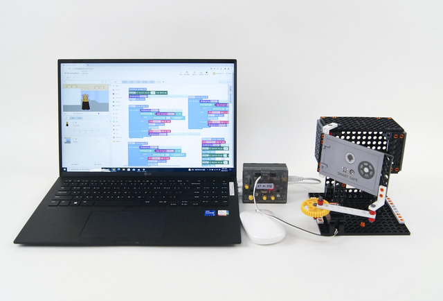 KT가 컴퓨터에 연결해 직접 실습할 수 있는 AI·IoT·로봇 융합교구인 KT AI 코딩블록 IoT 키트를 출시했다. 사진은 KT AI 코딩블록 IoT 키트 모습. /KT 제공