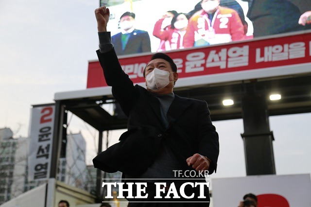 윤석열 국민에힘 대선후보가 8일 대전 유성구 지족동 노은역광장 유세에서 어퍼컷 세레모니를 하고 있다. / 대전 = 김성서 기자