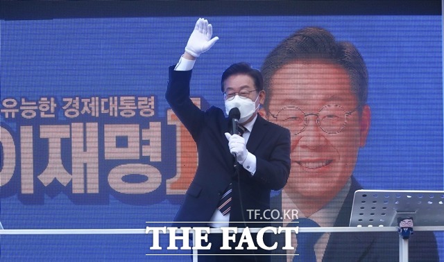 이재명 더불어민주당 대선 후보가 8일 서울 여의도우체국 앞 유세현장에서 지지를 호소하고 있다. /국회취재기자단