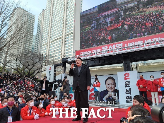 대선 본투표 전날인 8일 윤석열 국민의힘 대선 후보가 마지막 집중 유세로 부산을 타깃으로 삼고 표심을 자극했다. /부산=조탁만 기자.