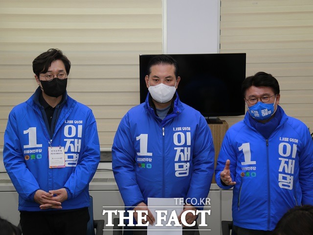 황운하 더불어민주당 국회의원(사진 맨 오른쪽)이 8일 제20대 대통령선거 판세에 대해 말하고 있다. / 대전 = 김성서 기자