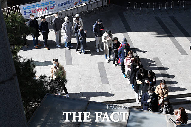 제20대 대통령선거 사전투표 이틀째인 지난 5일 오전 서울 용산구 한남동 주민센터에 마련된 사전투표소에서 유권자들이 투표를 위해 줄을 서고 있다. /남용희 기자