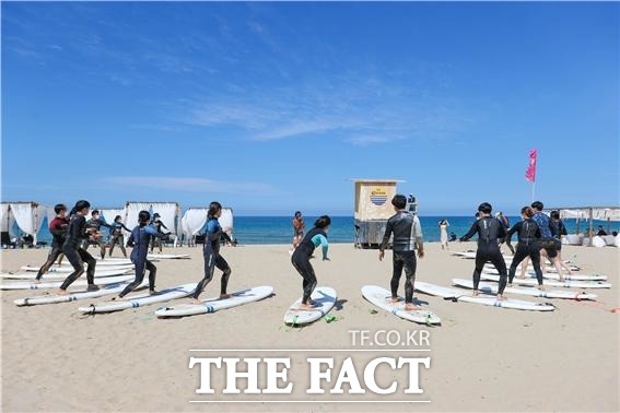 양양 중광정리 해변에서 관광객들이 서핑강습을 받고 있다. /더팩트DB