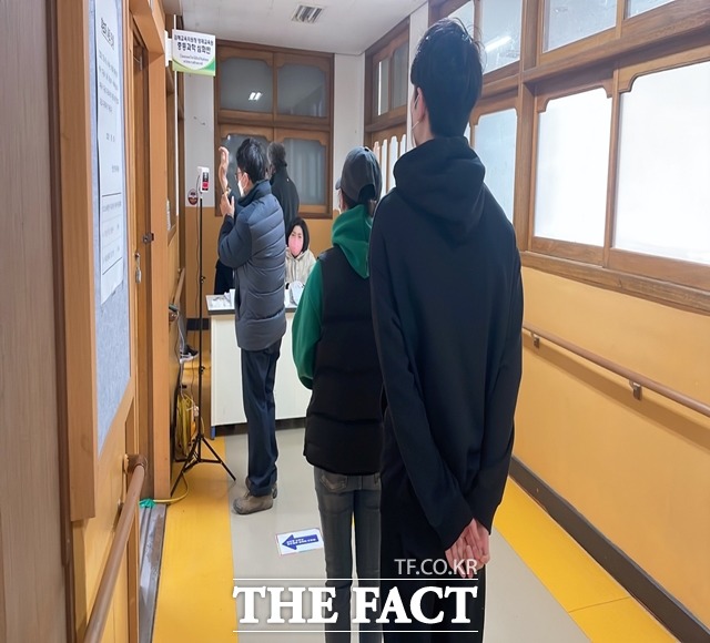 제20대 대통령선거 본 투표날인 9일 경남 김해의 한 투표소에서 유권자들이 줄을 서서 발열체크를 한 뒤 투표소 안으로 입장하고 있다./김해=강보금 기자