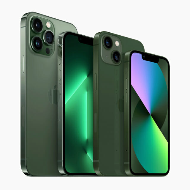 아이폰13 시리즈에는 새로운 색상인 그린이 깜짝 추가됐다. 아이폰13 프로에는 알파인 그린, 아이폰13에는 그린 색상이 추가된다. /애플 제공