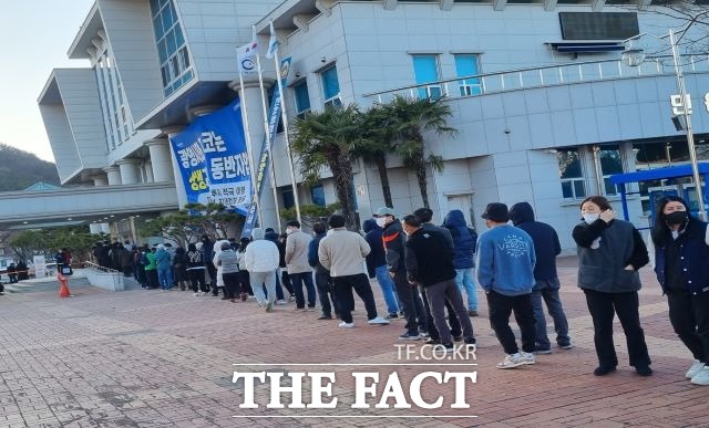 민주당 지지자들 오전 한 때 호남권 투표율 저조에 실망하다가 오후들어 투표율이 상위권으로 나타나자 안도하는 등 일희일비 했다. 사진은 지난 5일 사전투표 장면. /유홍철 기자