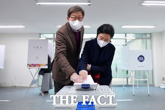 9일 오전 10시 해운대구 중2동 제3투표소에서 박형준 부산시장 내외는소중한 한 표를 행사했다./부산시 제공.