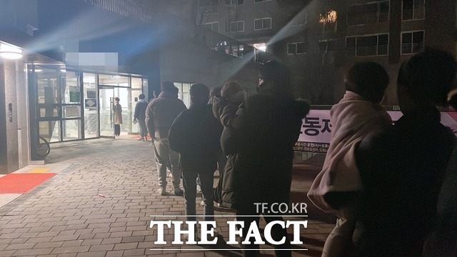 9일 천안 부성2동 제11투표소에 이른 시간부터 유권자들이 투표를 하기 위해 줄을 서있다. / 천안 = 김아영 기자