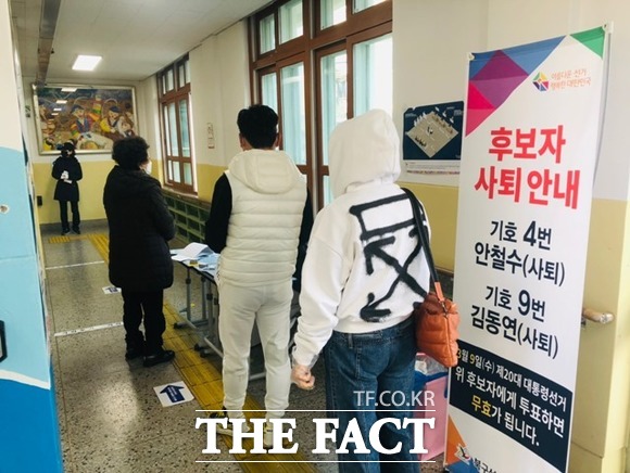 투표소에서 대기하는 시민들 / 대구 = 박성원 기자