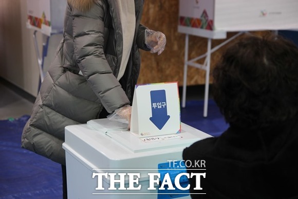 투표함에 기표한 용지를 넣고 있는 유권자 / 대구 = 김채은 기자