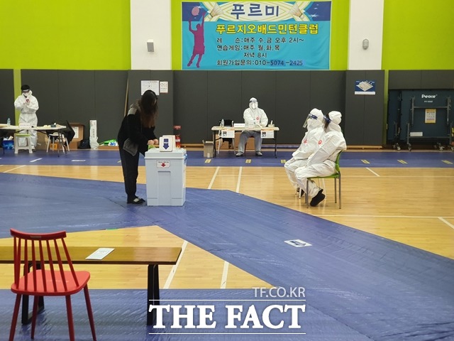 대전시 유성구 죽동푸르지오아파트Uz센터 실내체육관에 마련된 온천2동 제8투표소의 투표 모습 / 대전=김성서 기자