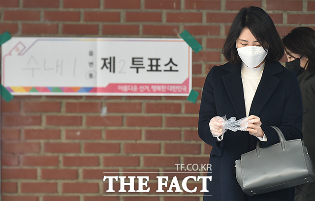 이재명 더불어민주당 대선 후보의 배우자인 김혜경씨가 9일 오후 경기 성남 분당구 초림초등학교에 마련된 수내1동 제2투표소에서 투표를 마치고 나오고 있다. /분당=이새롬 기자