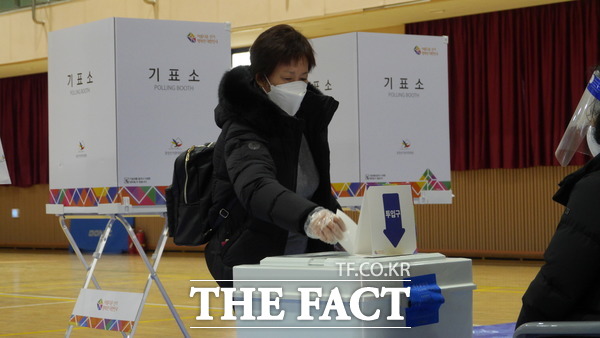 제20대 대통령선거 투표일인 9일 한 유권자가 소중한 한 표를 선거함에 넣고 있다. /사진=지우현 기자