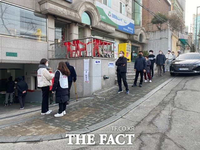 서울 마포구 공덕동 원향고시원 지하주차장에 마련된 투표소에 투표권을 행사하기 위해 많은 주민들이 찾았다. /최의종 기자