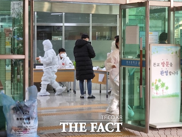 충남 천안 백석동 제8 투표소에서 선거 사무원들이 확진자 투표를 준비하는 모습. / 천안=김경동 기자