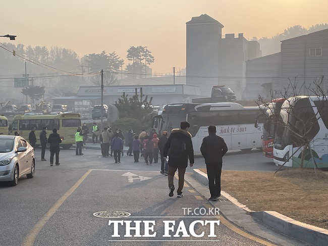 울진산불 이재민들이 투표소로 향하는 버스에 오르고 있다/울진=이민 기자
