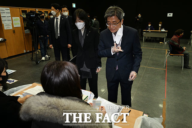 대선 투표를 앞두고 신원 확인 받는 김명수 대법원장.
