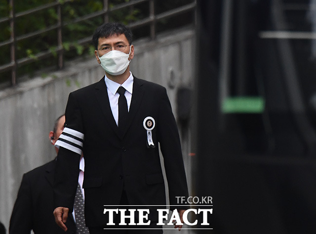 성폭력 혐의로 징역형이 확정돼 수감 중인 안희정 전 충남도지사가 형집행정지로 일시 석방됐다. 사진은 2020년 모친상 때 발인에 참석한 안 전 지사./더팩트 DB