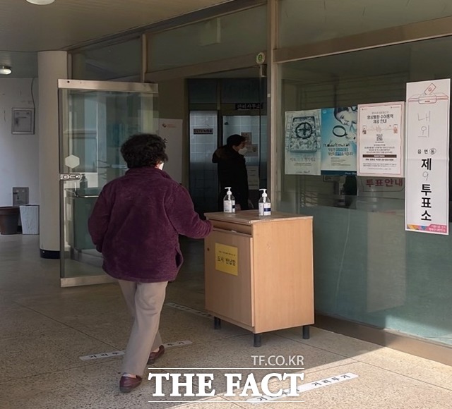 투표소에 입장하는 유권자./김해=강보금 기자