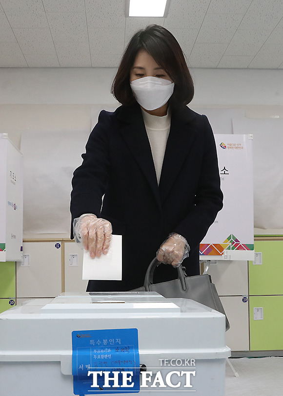 김혜경 씨가 9일 오후 경기 성남 분당구 초림초등학교에 마련된 수내1동 제2투표소에서 투표를 하고 있다.