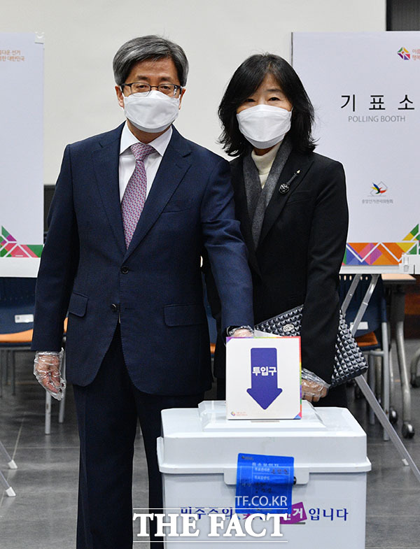 김명수 대법원장(왼쪽)과 배우자 이혜주 씨가 제20대 대통령 선거 투표일인 9일 서울 용산구 한남동 제3투표소에서 투표하고 있다. /남윤호 기자