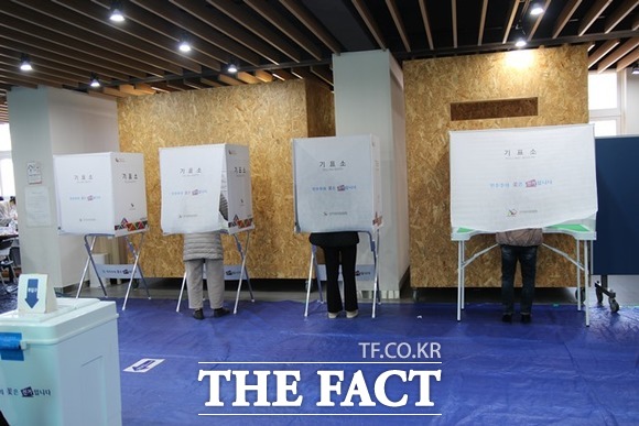 투표소내 기표소 / 대구 = 김채은 기자