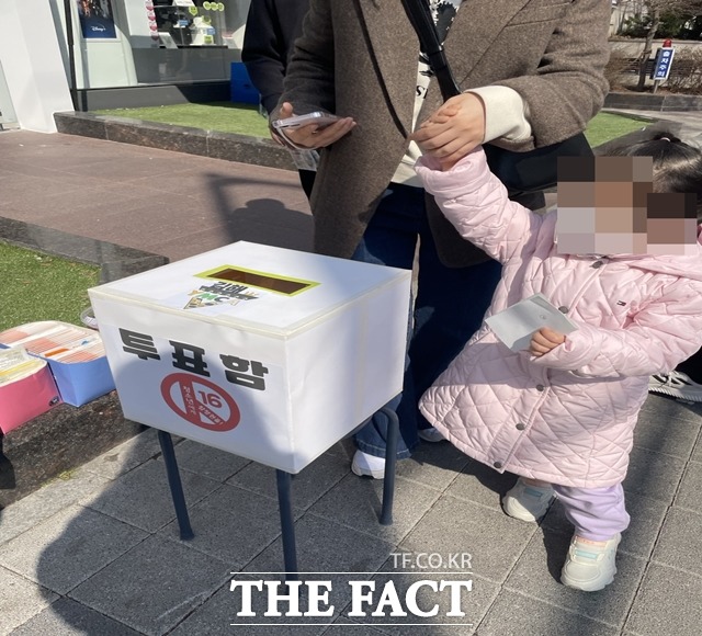 본 투표날인 9일 김해 한 도로에 설치된 만 18세 미만 청소년 모의투표소에서 한 어린이가 소중한 한 표를 투표함에 넣고 있다./김해=강보금 기자