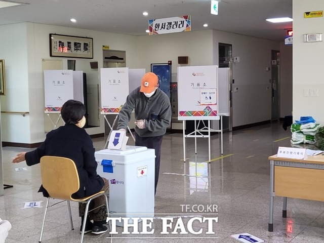 천안 백석동 제8투표소에서 유권자가 투표를 하고 있다. / 천안 = 김아영 기자