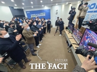  [대선 2022] 출구조사결과 발표 직후 부산 여야권…민주당 '함성' VS 국민의힘 '갸우뚱'