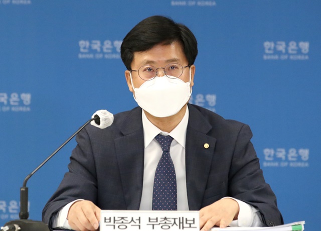 한국은행이 연내 추가 기준금리 인상을 시사했다. 사진은 지난해 9월 9일 오전 서울 중구 한국은행에서 열린 통화신용정책보고서 설명회에서 박종석 한국은행 부총재보가 발언하고 있다. /한국은행 제공