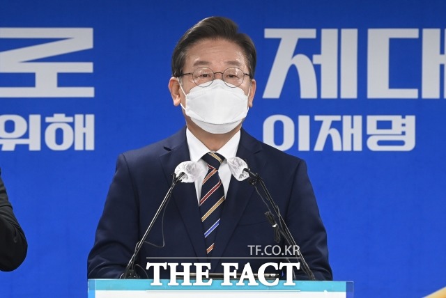 이재명 더불어민주당 대선후보가 10일 윤석열 당선인께서 분열과 갈등을 넘어 통합과 화합의 시대를 열어주실 것을 간곡히 부탁드린다며 사실상 승복 선언을 했다. 지난 8일 오전 서울 여의도 당사에서 위기극복, 국민통합 특별 기자회견하는 이 후보. /남윤호 기자