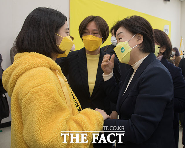 심 후보가 류호정(왼쪽), 장혜영 의원들과 서로 위로하고 격려하고 있다.