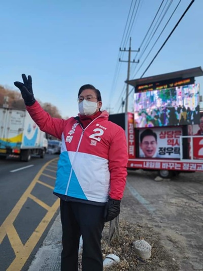 국민의힘 정우택 후보가 선거 활동을 벌이고 있다. / 정우택 페이스북 캡처