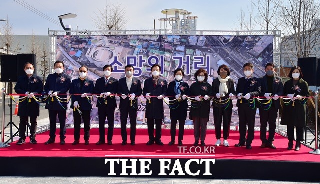 진주시는 10일 조규일 시장을 비롯해 철도부지 재생프로젝트 추진위원회, 지역사회단체장, 주민 등 50여 명이 참석한 가운데 망경동 일원의 옛 철길을 활용한 소망의 거리 조성사업 준공식을 가졌다./진주시 제공