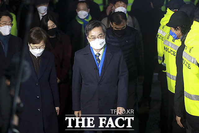 김동연 새로운물결 대표가 더불어민주당 당사로 들어서고 있다.
